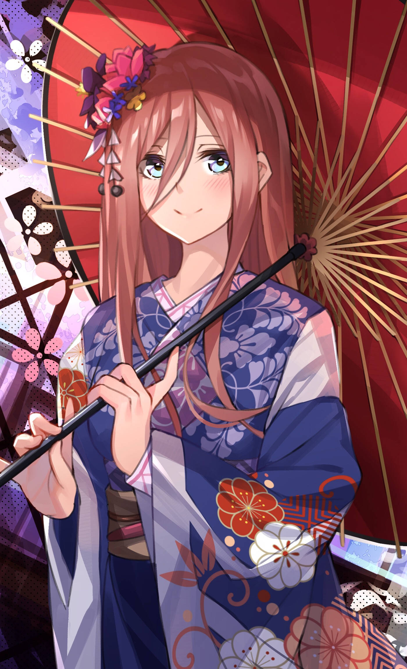 中野梓身穿和服 壁紙 — 一位微笑的動漫女孩穿著藍色花卉和服，手持一把飾有花朵的紅色紙傘。
