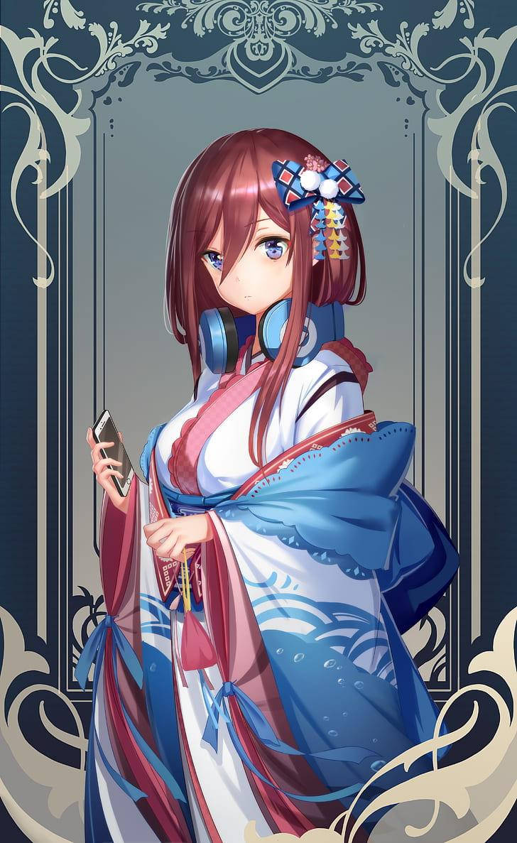 中野梓身穿和服 壁紙 — 一位穿著藍色和粉紅色和服的年輕動漫女孩，戴著耳機和手機，站在華麗的裝飾邊框內。