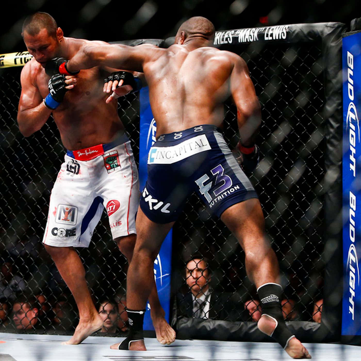 兩名MMA拳手在籠中比賽時互相出拳。