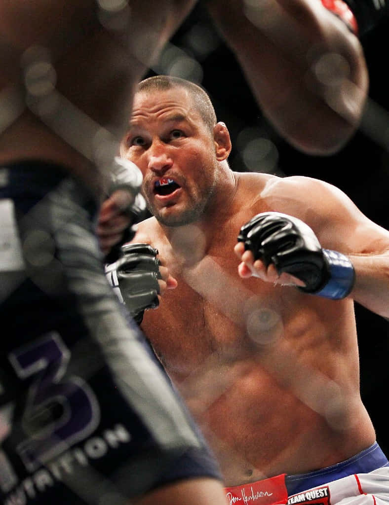 MMA拳手在籠中揮拳，比賽激烈