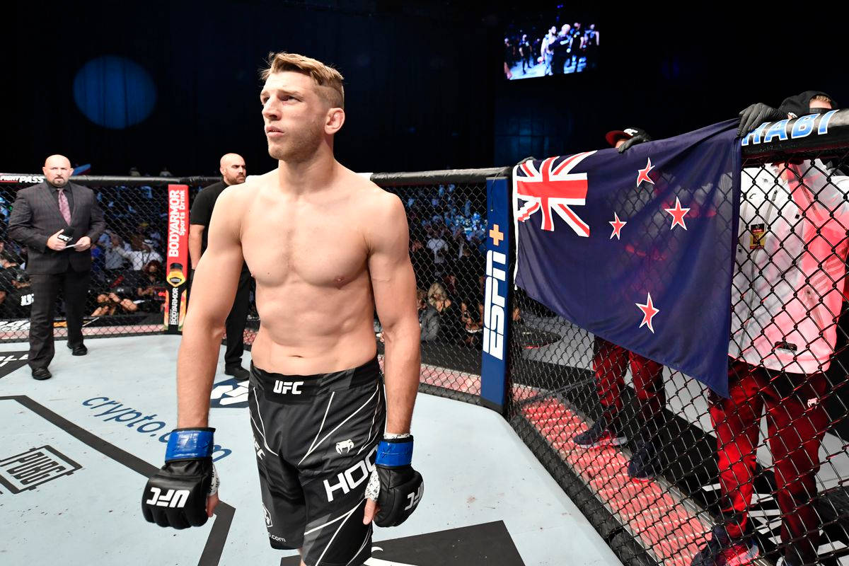 UFC拳手在八角籠內與新西蘭國旗