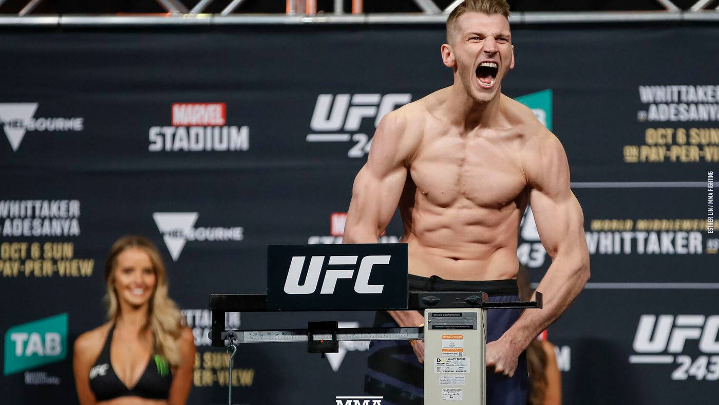 UFC拳手在宣傳背景下於稱重活動中大喊。