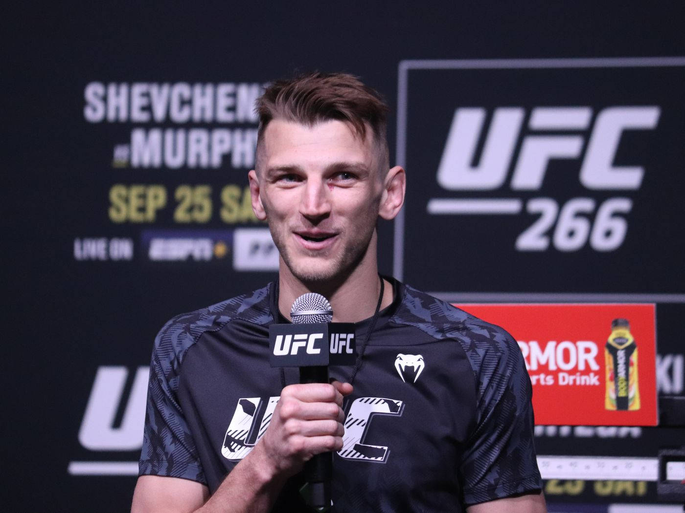 UFC拳手在記者會上對著咪高峰講話