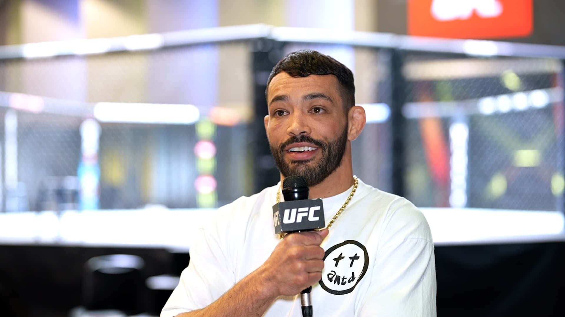 UFC拳手在記者會上對著麥克風說話