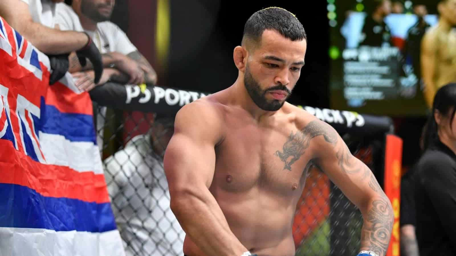 比賽期間，籠內一位肌肉發達、有紋身的MMA拳手。