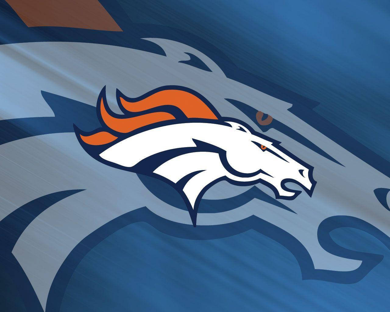 丹佛野馬隊馬標 NFL 球隊標誌 壁紙 — 丹佛野馬隊標誌在帶有橙色和白色點綴的飄逸藍色布料上的特寫。