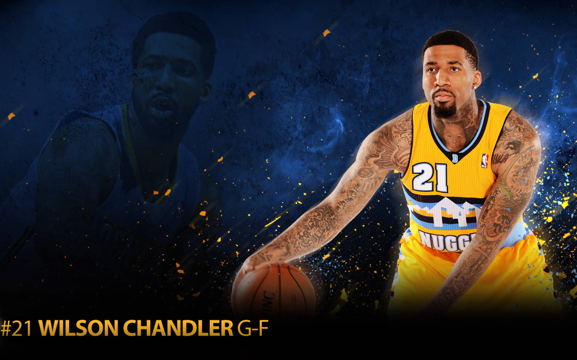 丹佛金塊隊威爾森·錢德勒數位封面 壁紙 — 籃球運動員 Wilson Chandler 身穿黃色金塊球衣，在深藍色背景前運球，背景有火熱的橙色火花和一個褪色的幽靈般影像在他身後。