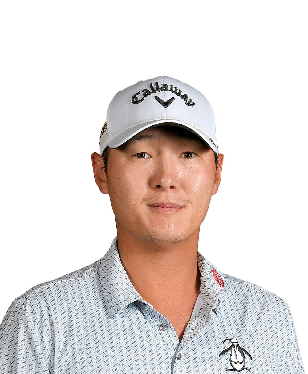丹尼·李黑白時尚肖像 壁紙 — 一名高爾夫球手戴著白色 Callaway 帽子和圖案 Polo 衫，在純白色背景前擺姿勢。