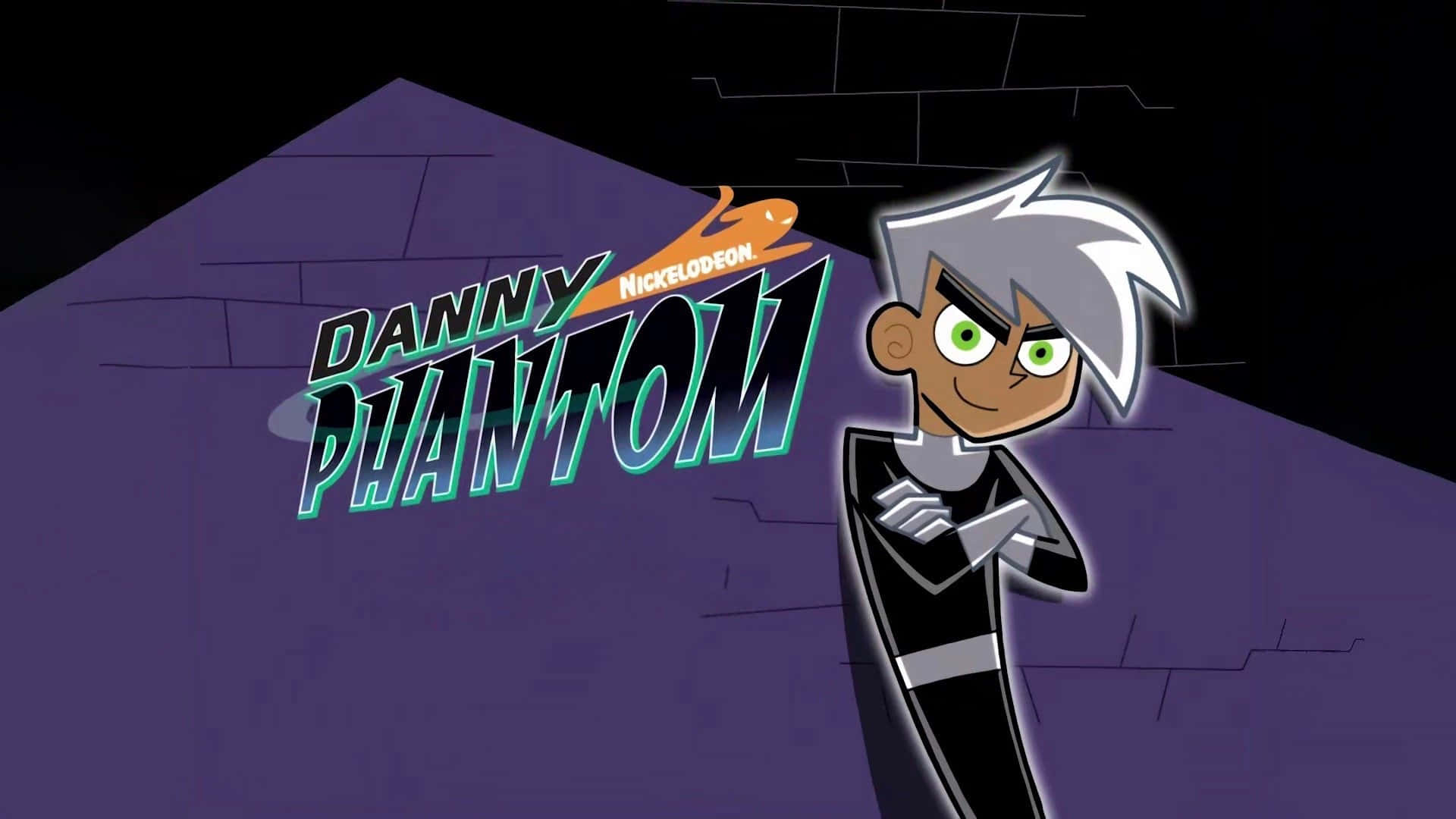 丹尼幻影微笑 壁紙 — Danny Phantom 自信地站在紫色磚牆前，他標誌性的標誌在旁邊發光。