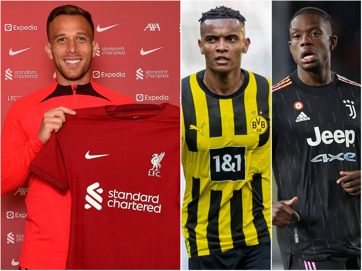 丹尼斯·扎卡里亞與球員合照拼貼 壁紙 — 三名身穿球隊球衣的足球運動員在品牌背景前為宣傳照片擺姿勢。