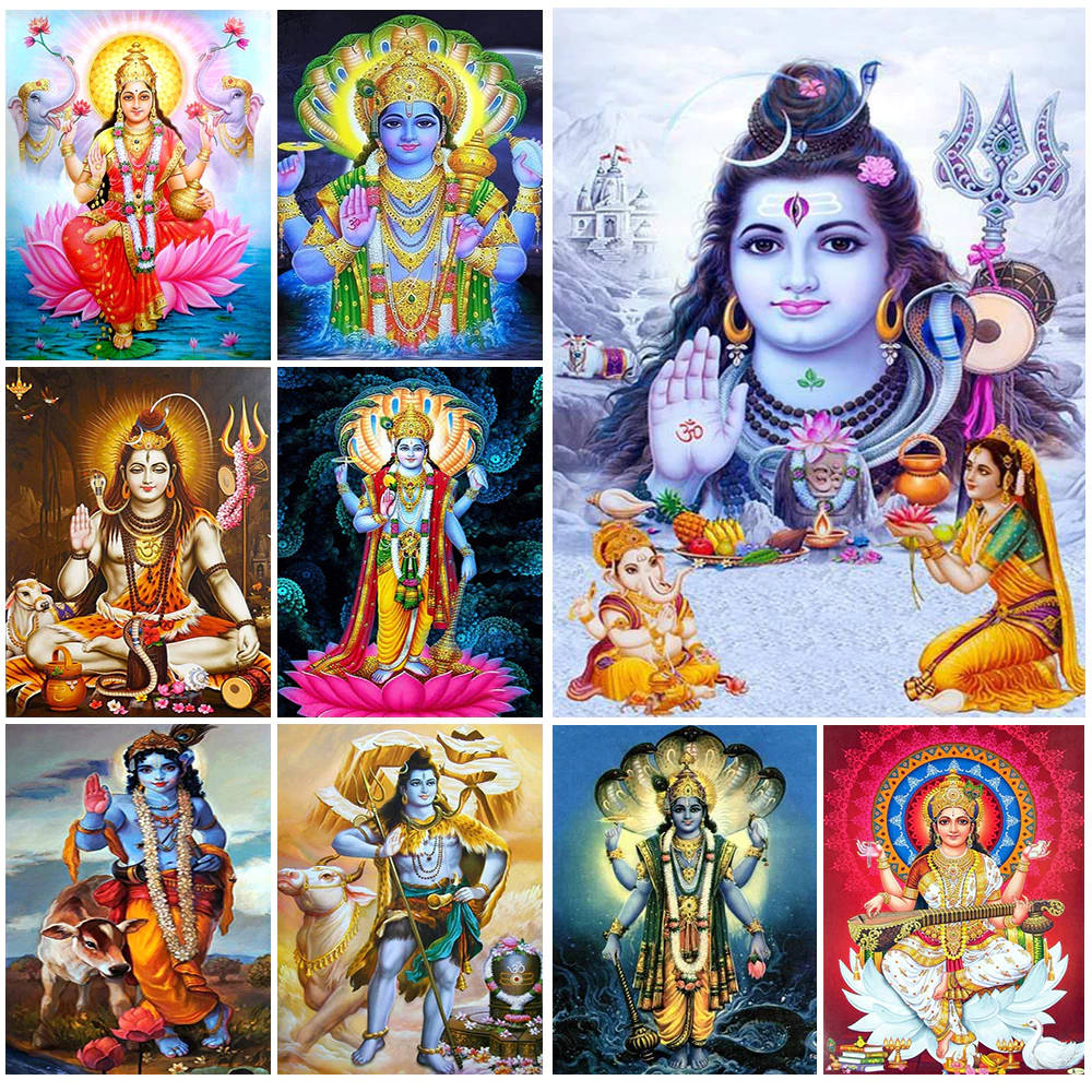 Indian 桌布 壁紙 — 九位印度教神祇的鮮豔拼貼畫，身著華麗傳統服飾，帶有神聖符號和蓮花設置。
