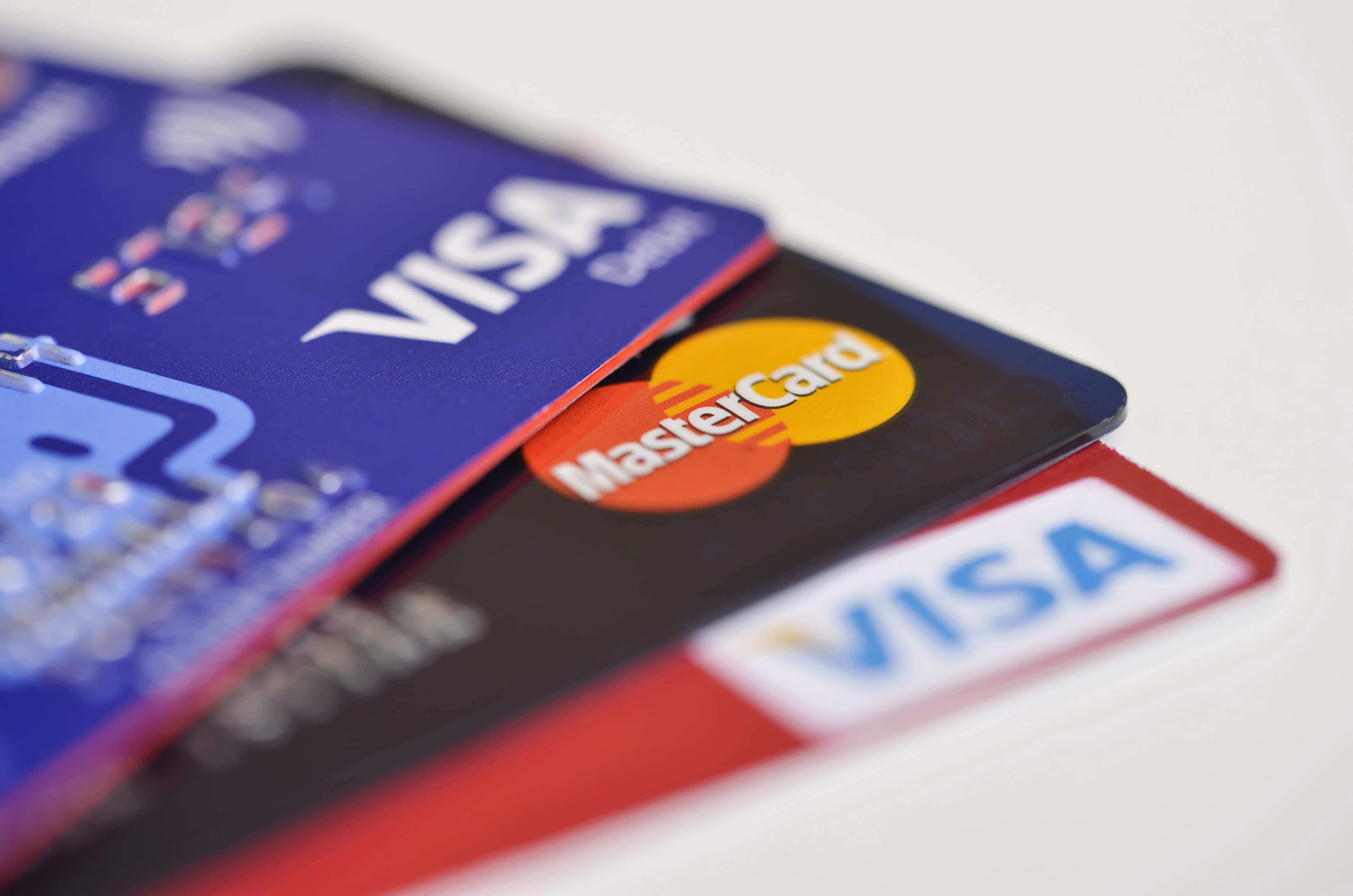 Credit Card 桌布 壁紙 — 乾淨白色表面上重疊的信用卡特寫，帶有Visa和MasterCard標誌。