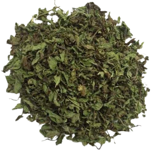 乾燥壓碎薄荷葉紋理 壁紙 — 乾燥綠色薄荷葉的特寫，堆成一個粗糙的圓形土堆，背景是 stark 黑色。