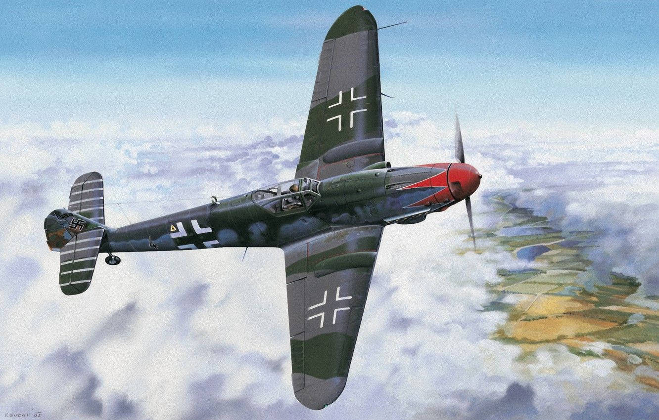 二戰德國梅塞施密特Bf 109戰鬥機 壁紙 — 一架德國二戰戰鬥機在蓬鬆的雲層上方翱翔，下方是拼布般的風景，在清澈的藍天下。