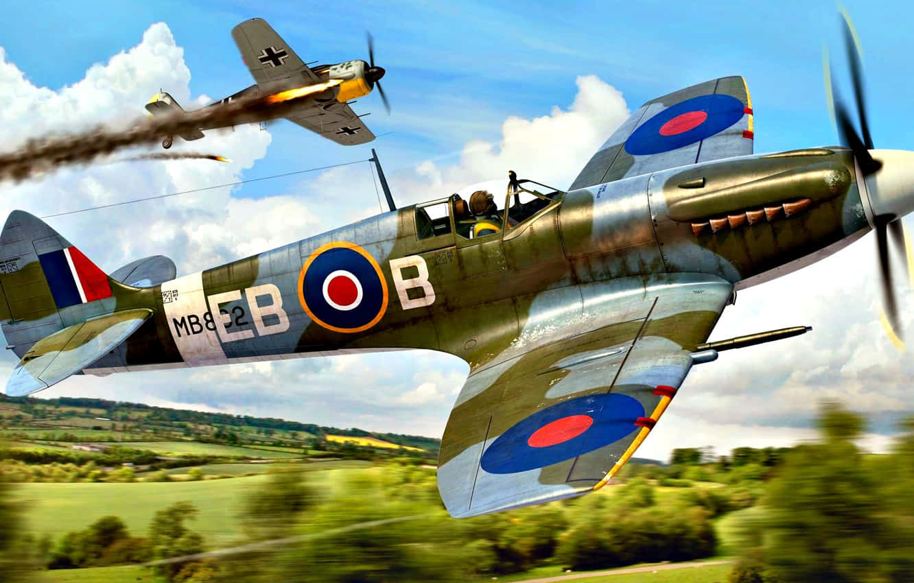 二戰英國皇家空軍Spitfire戰鬥機飛越鄉野 壁紙 — 一架英國噴火戰鬥機低飛俯衝過綠色鄉郊，與德國梅塞施密特展開一場動態的二戰空中纏鬥。
