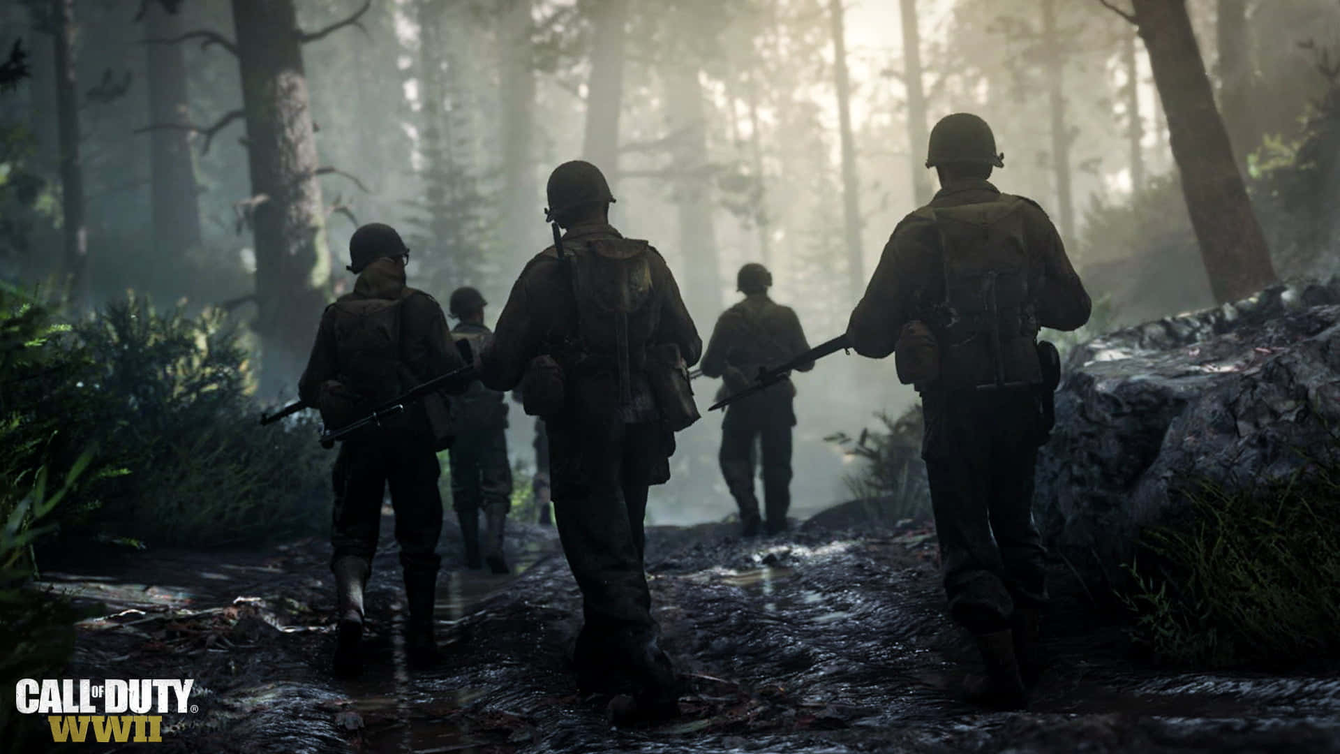 Call Of Duty Soldiers 桌布 壁紙 — 二戰裝備的士兵在迷霧森林中行軍，陽光穿過高大的樹木灑落。