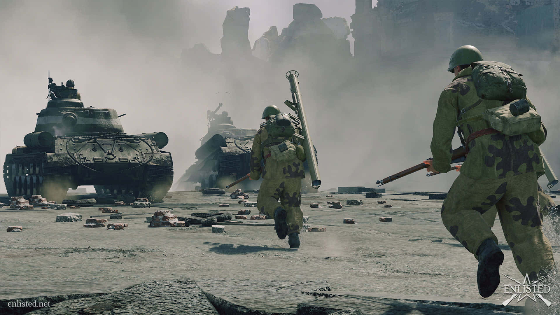 二戰遊戲《Enlisted》莫斯科戰役畫面 壁紙 — 身穿迷彩服的士兵在煙霧瀰漫的天空下，穿越坦克揚起灰塵的戰火摧殘戰場。