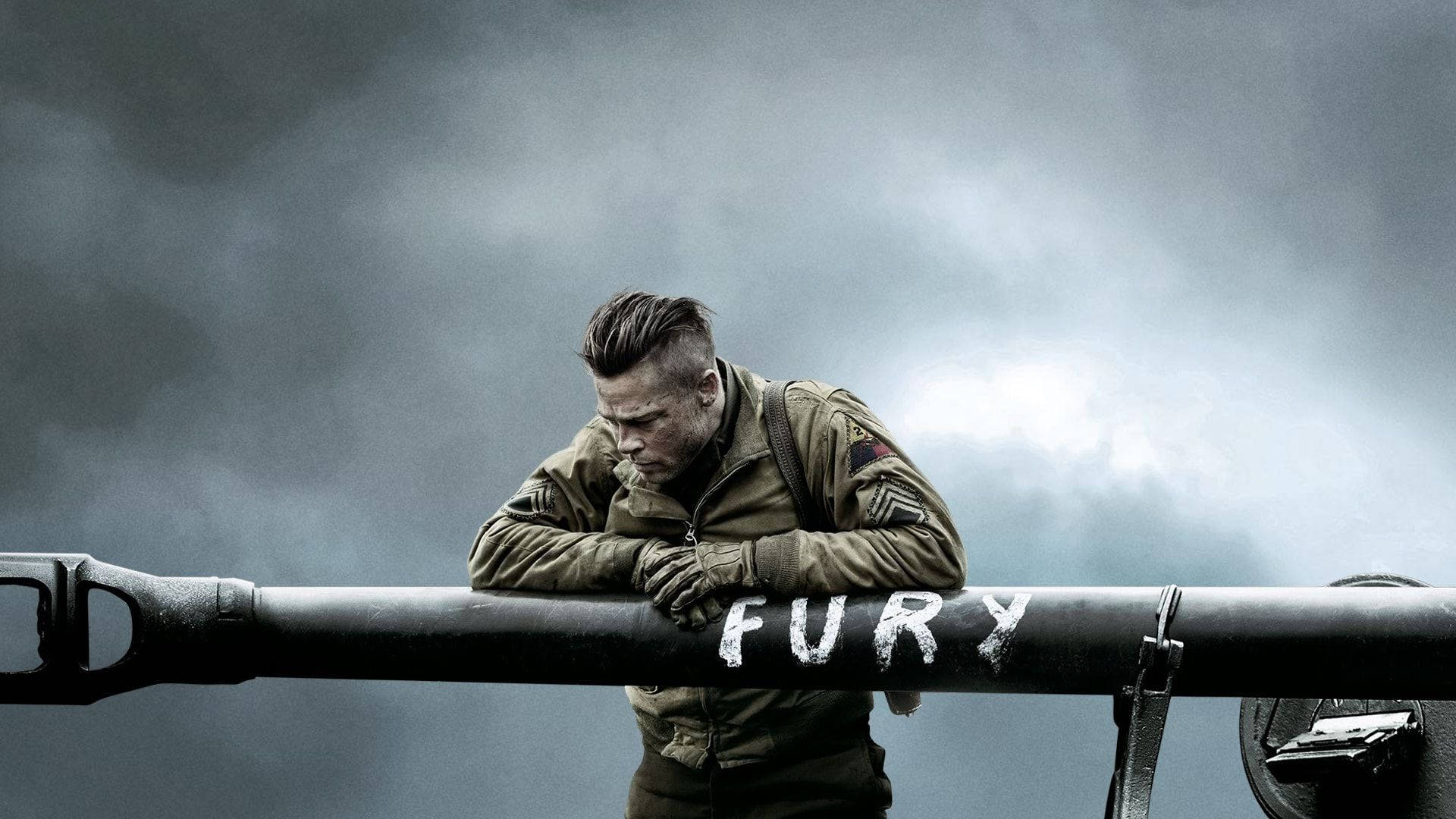 穿制服的士兵倚靠在標有 fury 的坦克炮管上，天空風暴