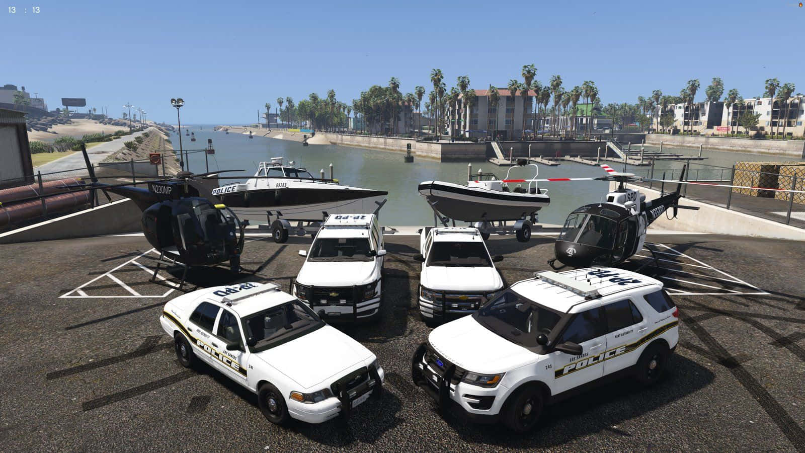 警車、直升機和船隻停泊在陽光明媚的海岸碼頭。