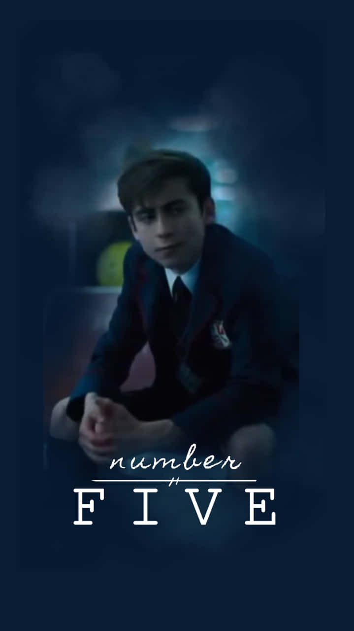 一名身穿校服的男孩坐在帶有藍色照明的黑暗房間裡。