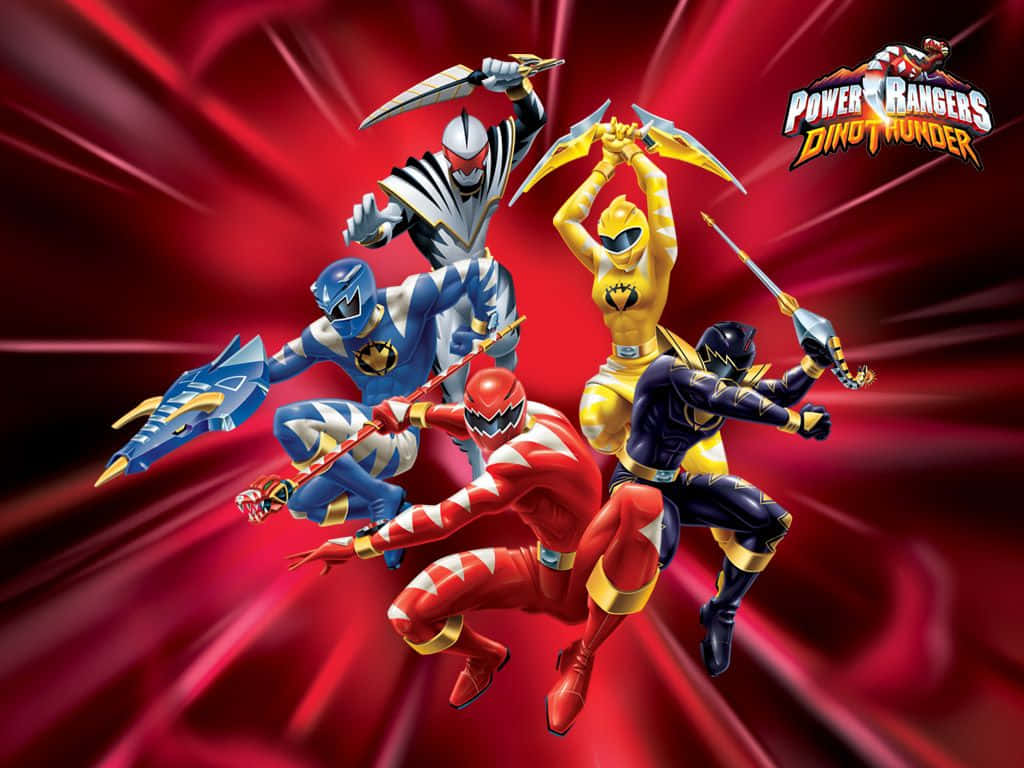 Power Rangers 桌布 壁紙 — 五位Power Rangers以動感姿勢揮舞武器，背景是充滿活力的紅色能量爆發。