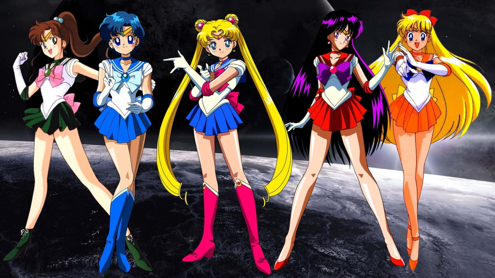 Sailor Venus 桌布 壁紙 — 五位動畫女主角穿著色彩繽紛的水手服，在月球般的表面上自信擺姿勢，背景是星空太空。