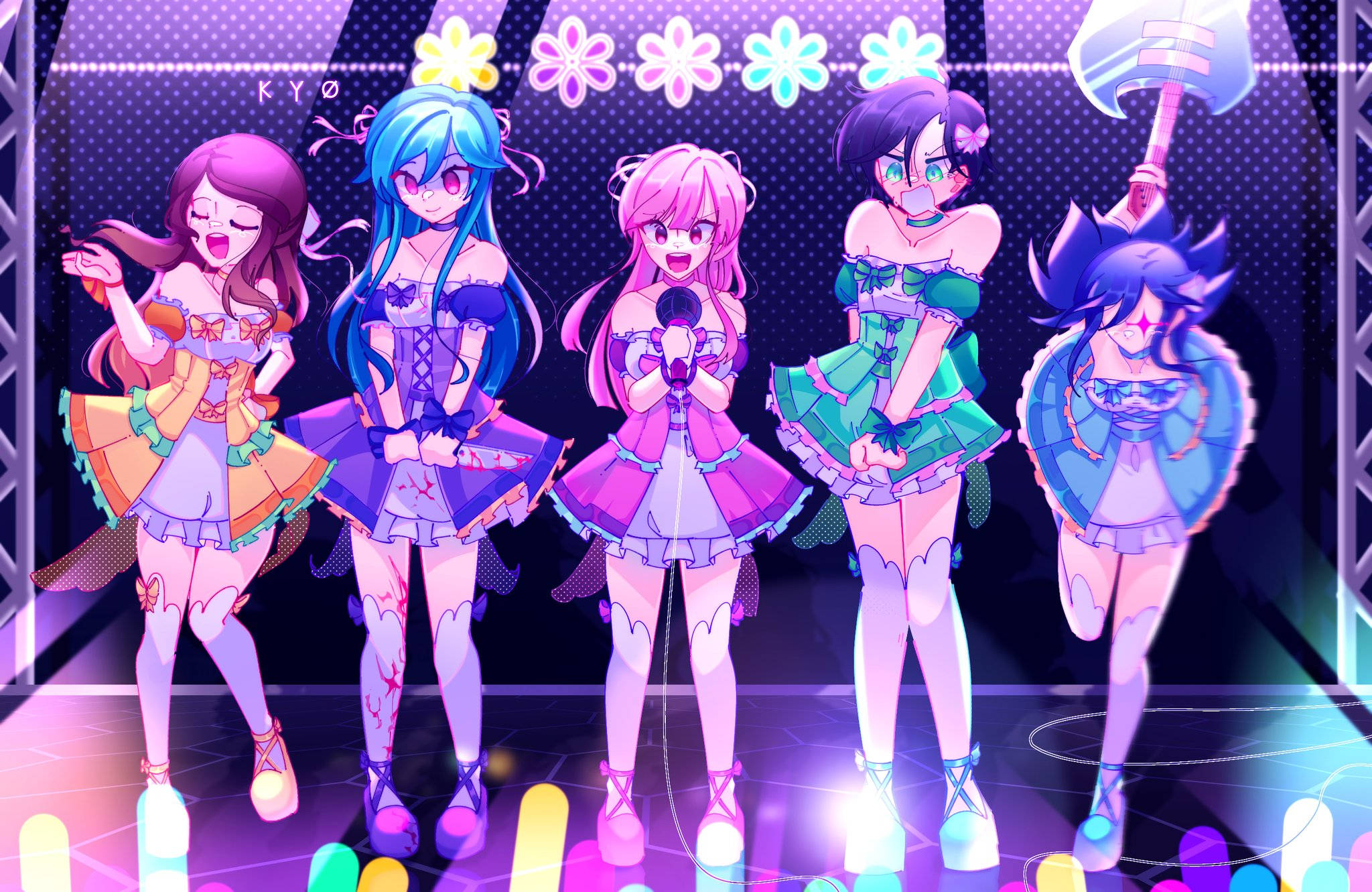 The Krew 壁紙 — 五位動畫女孩穿著色彩繽紛的舞台服裝，在閃爍的燈光下拿著麥克風和道具表演。