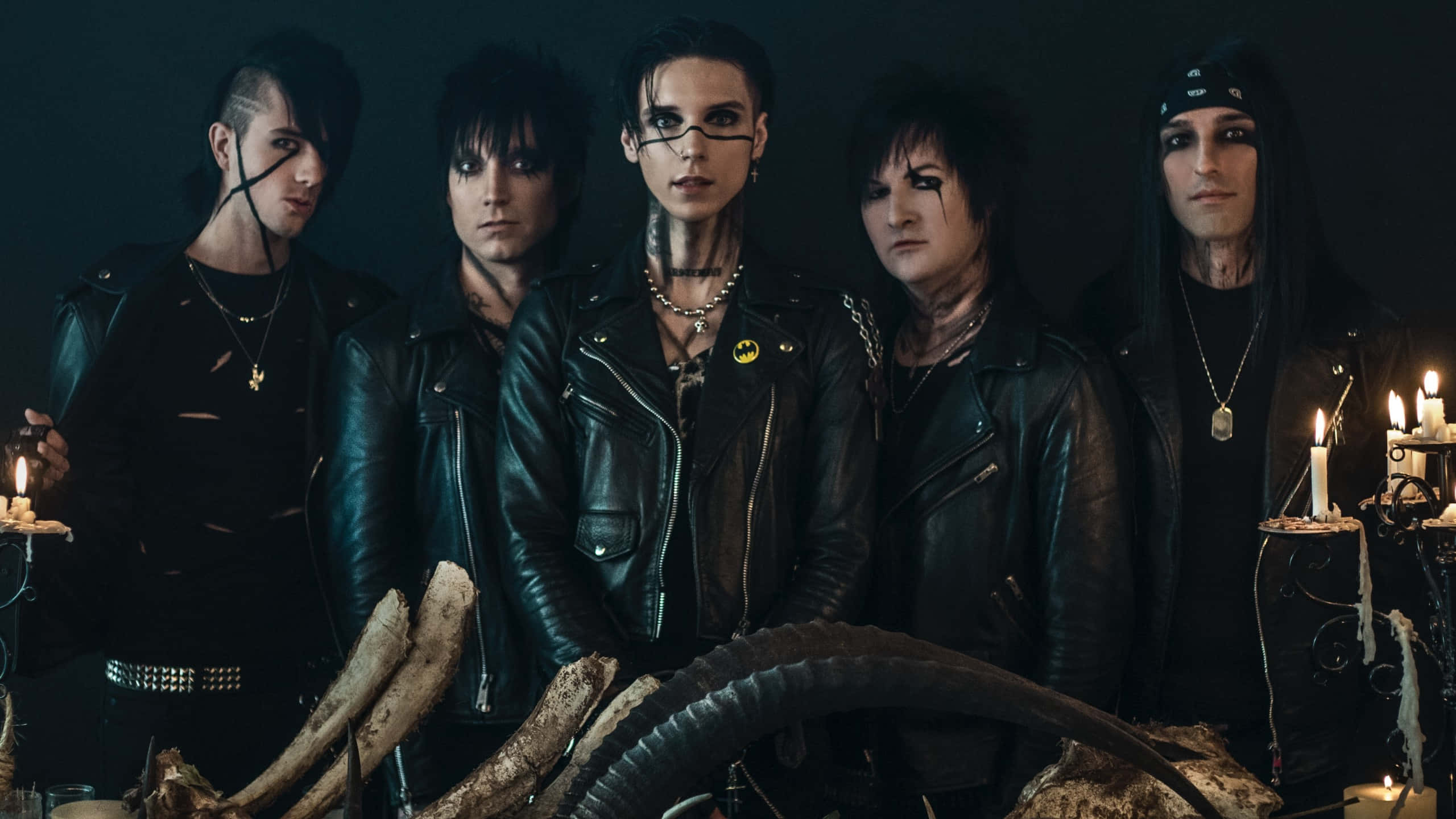 Black Veil Brides 桌布 壁紙 — 五位哥德搖滾樂團成員身穿黑色皮褸，在黑暗背景下，點燃蠟燭和動物頭骨，莊嚴地擺姿勢。