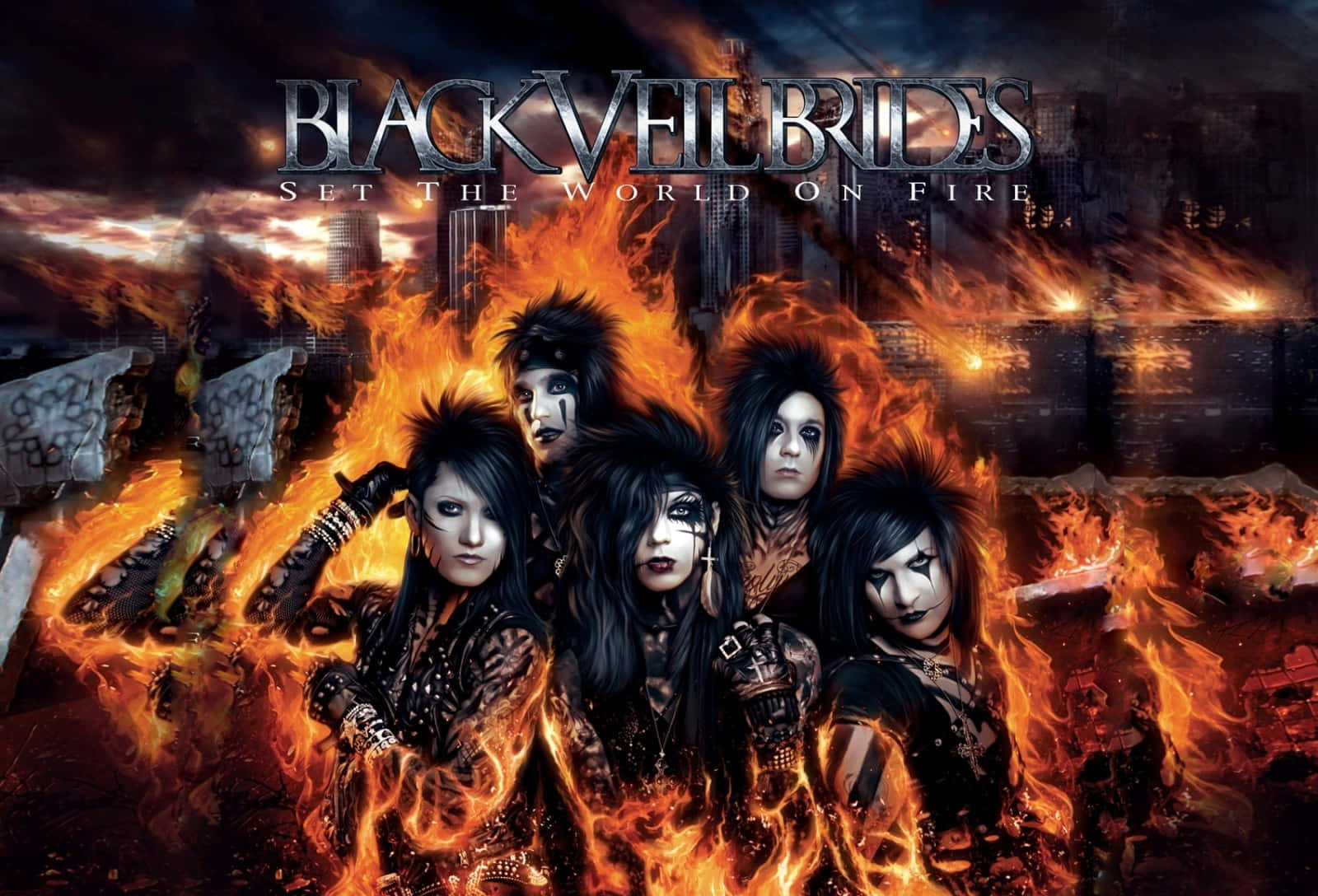 Black Veil Brides 桌布 壁紙 — 五位哥德金屬樂團成員，畫著黑色妝容、留著尖刺髮型，在熊熊烈焰中挑釁地站立，背景是燃燒的城市天際線。