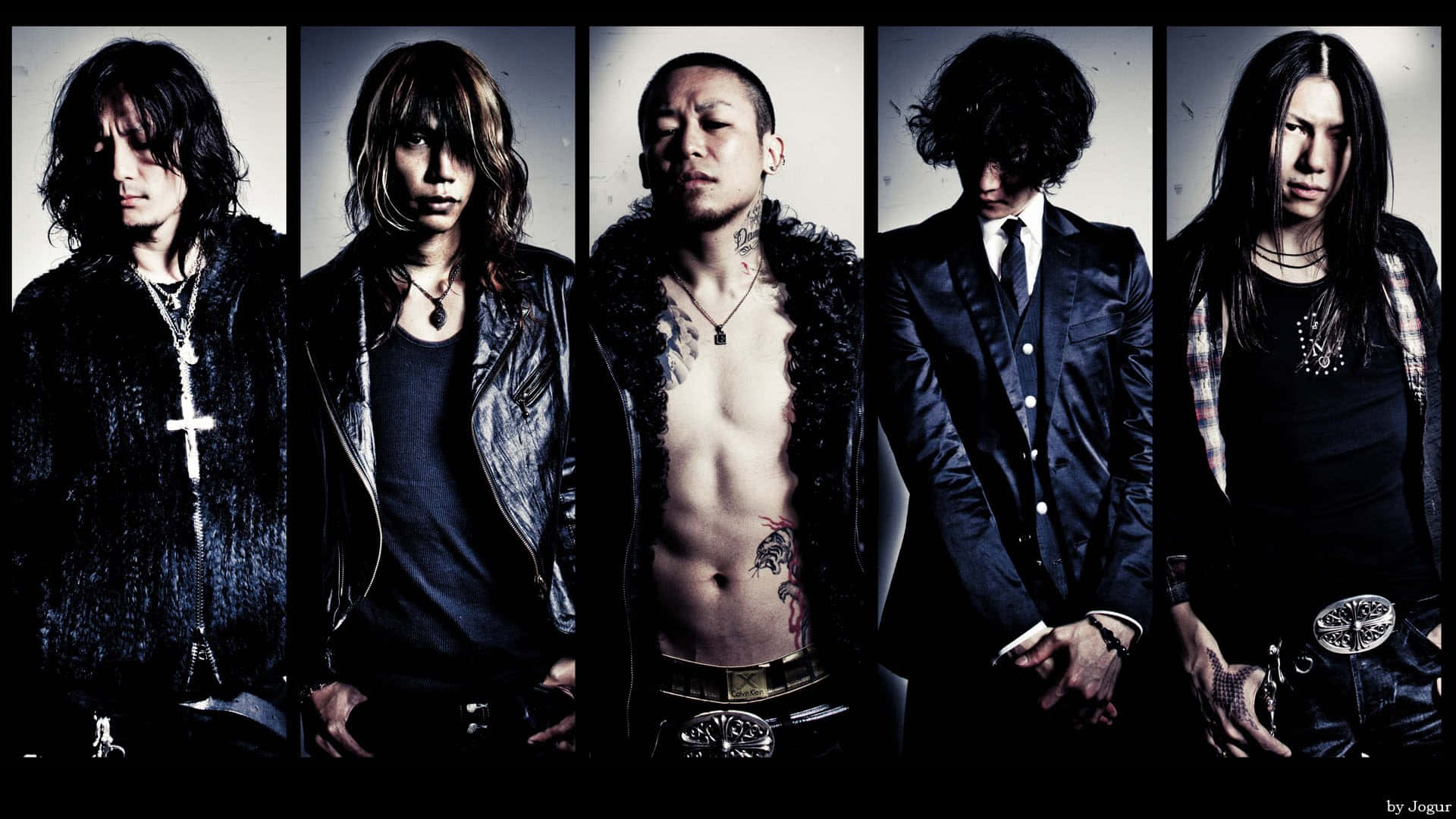 J-rock 桌布 壁紙 — 五位帶有紋身和皮革服飾的前衛音樂人在黑暗的攝影棚背景下強烈擺姿勢。