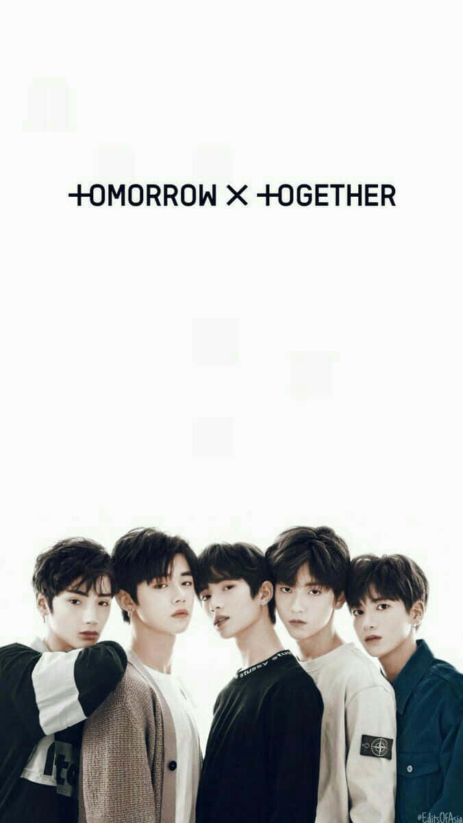 Big Hit Entertainment 桌布 壁紙 — 五位年輕男子身穿休閒服裝，在純白背景前擺姿勢，上方有「TOMORROW X TOGETHER」字樣。