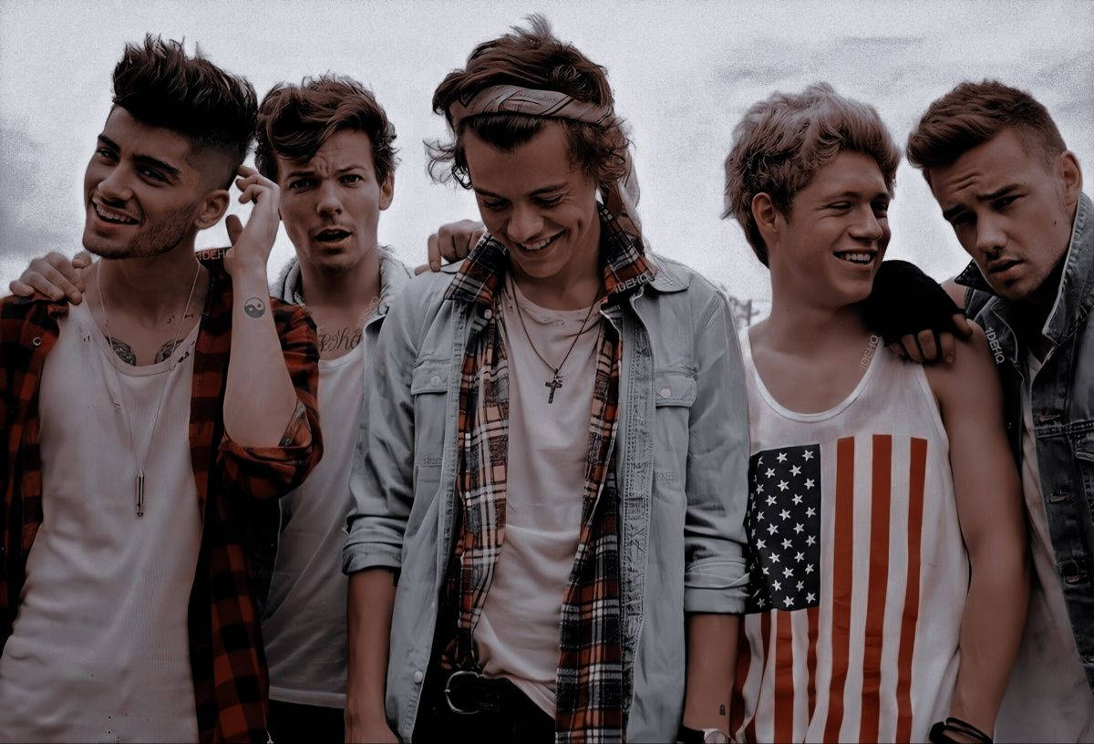 One Direction Aesthetic 桌布 壁紙 — 五位年輕男性，各有獨特髮型和休閒裝扮，在陰天背景下緊密地擺姿勢。