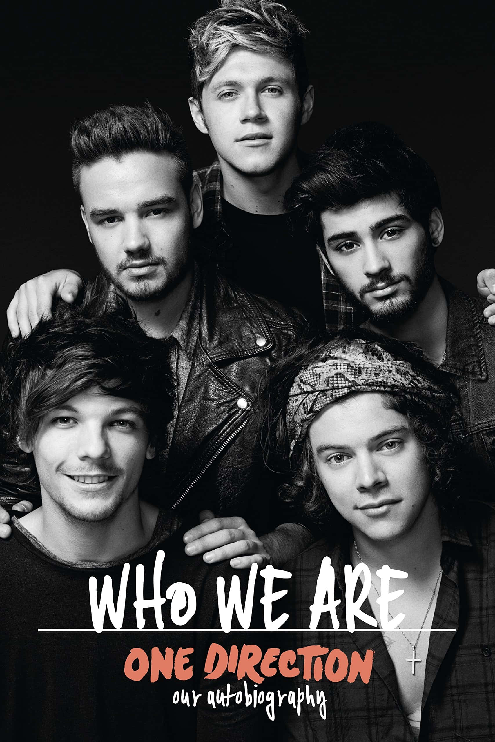 One Direction 桌布 壁紙 — 五位年輕男性以黑白風格在深色背景前緊密地擺姿勢，表情嚴肅且帶微笑。