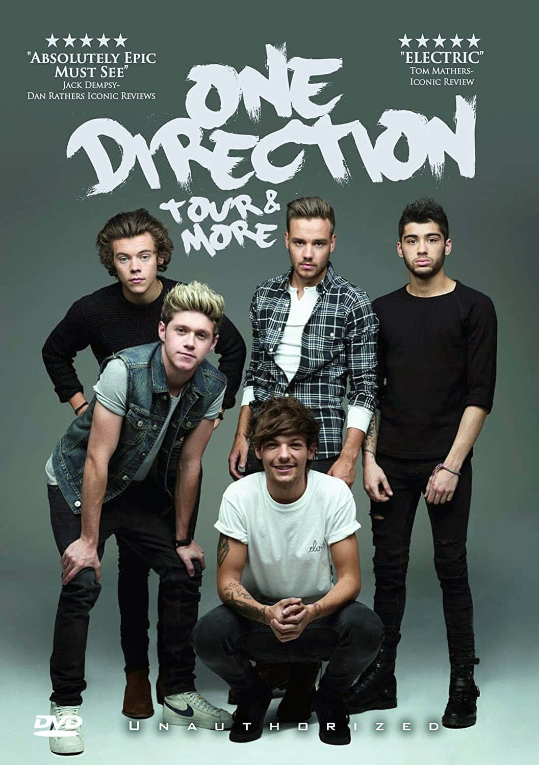 One Direction 桌布 壁紙 — 五位年輕男性樂隊成員穿著休閒街頭服飾，在純灰色工作室背景前自信地擺姿勢。