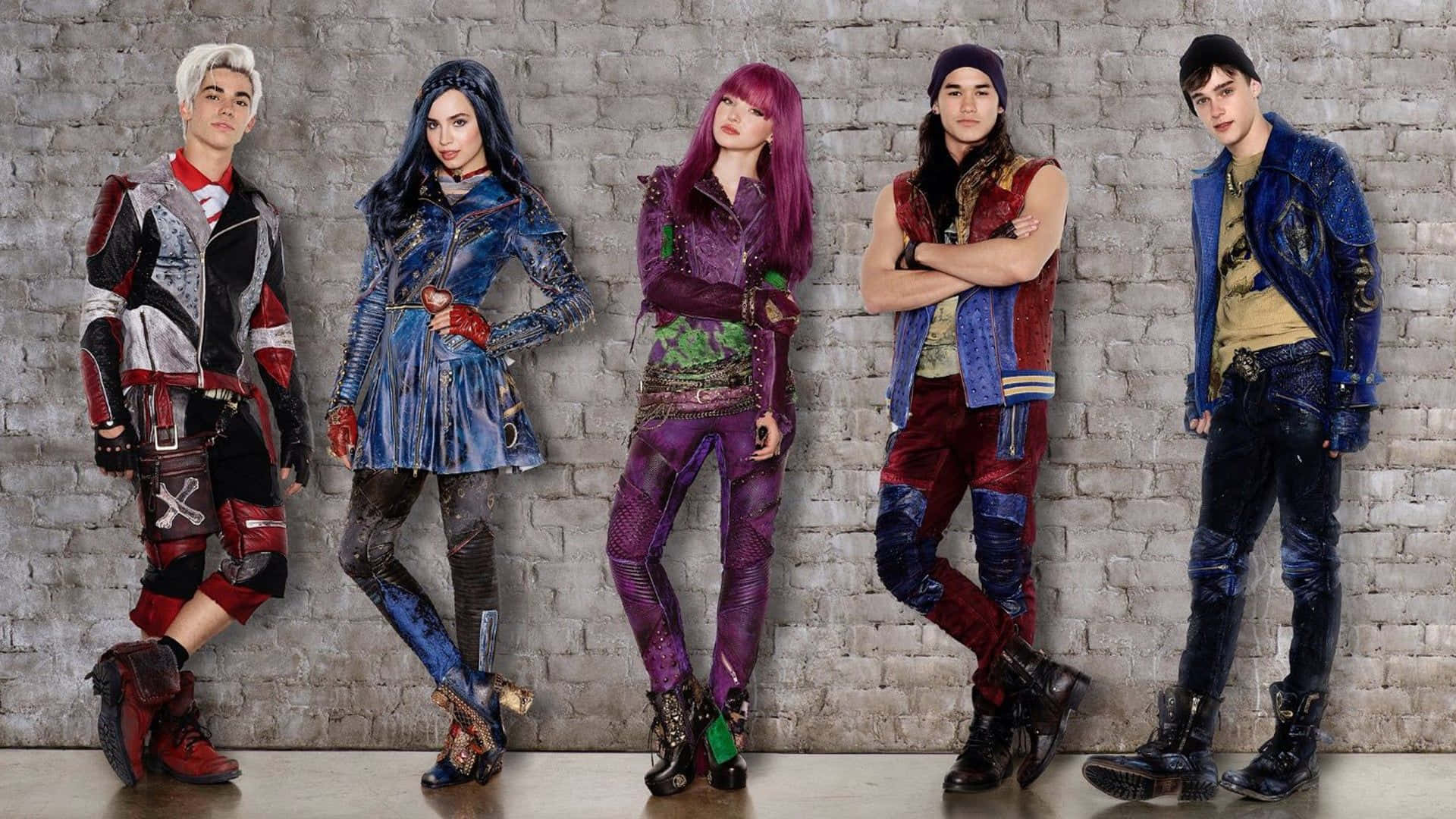 Descendants 桌布 壁紙 — 五位打扮時尚、擁有鮮豔髮色和前衛服裝的年輕人，自信地在風化的磚牆前擺姿勢。