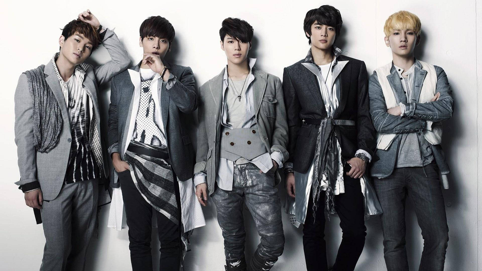 Shinee Handsome Boys 壁紙 — 五位時尚年輕男士穿著潮流分層服裝，在戲劇性燈光下自信地擺姿勢，背景是純白牆壁。