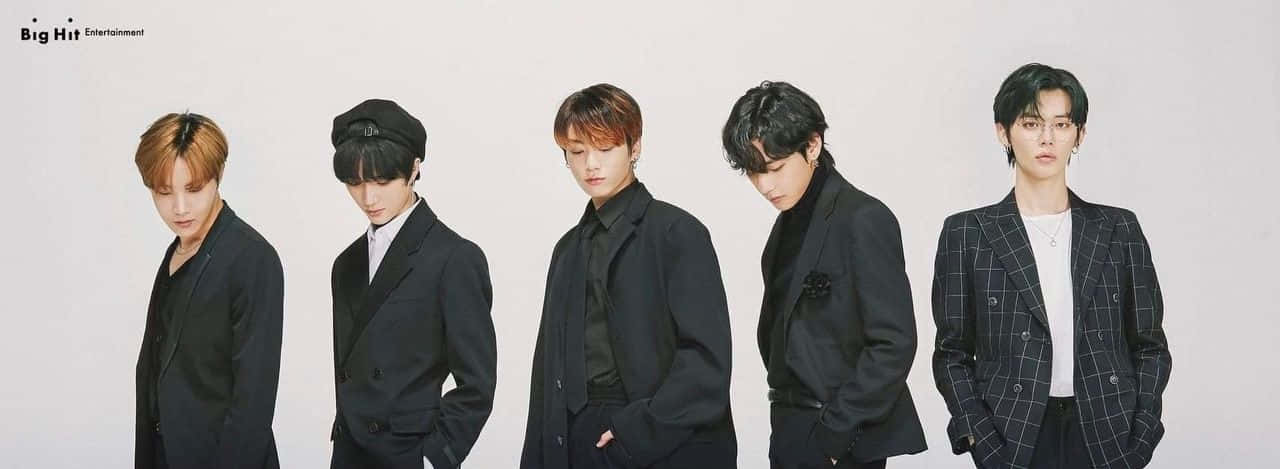 Big Hit Entertainment 桌布 壁紙 — 五位時尚年輕男士身穿深色西裝，在純白背景前神情嚴肅地擺姿勢。