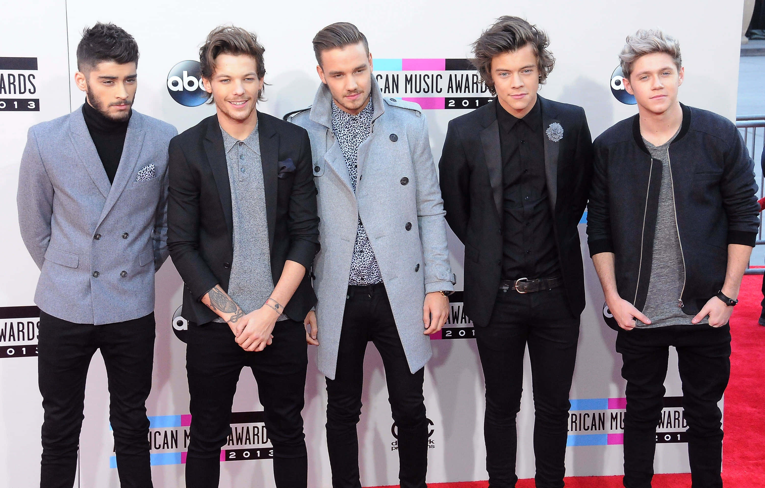 One Direction 桌布 壁紙 — 五位時尚年輕男士身著正式及半正式服裝，在2013年全美音樂獎紅毯上自信擺姿勢。