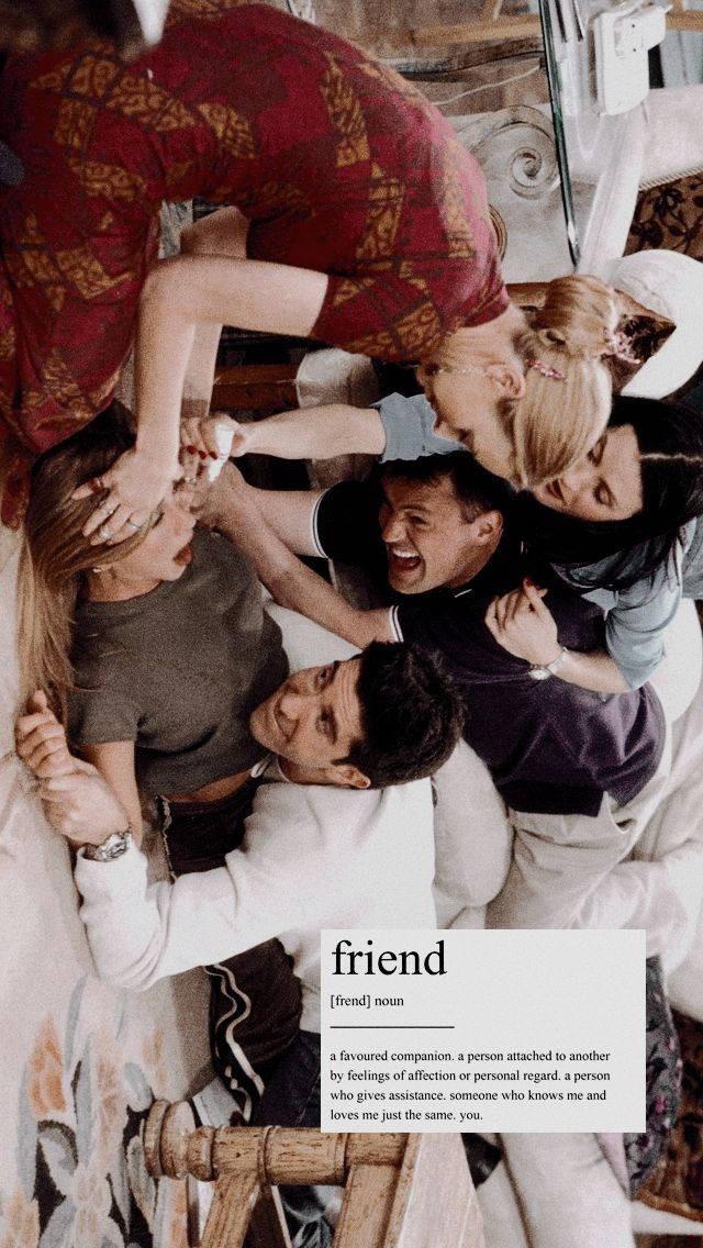 Friendship Quotes 桌布 壁紙 — 五位朋友在舒適的室內圈中大笑並緊緊擁抱，傳達深厚的感情和喜悅。