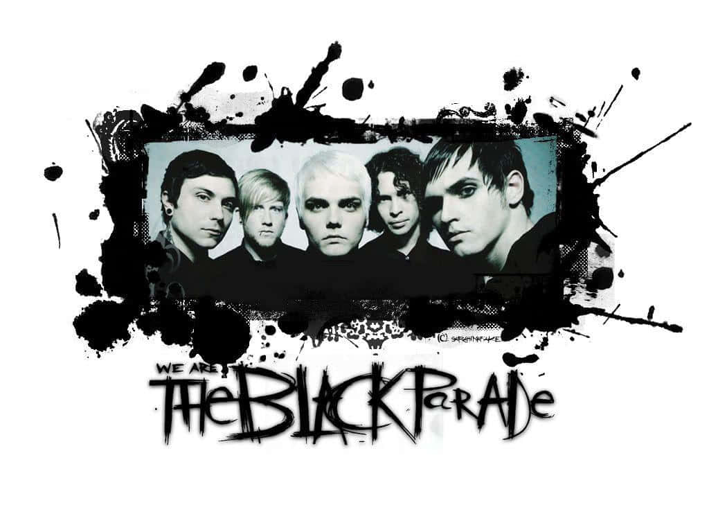 my chemical romance 桌布 壁紙 — 五位樂隊成員從一個塗鴉風格的黑色框架中凝視，下方有粗體文字寫著「WE ARE THE BLACK PARADE」。
