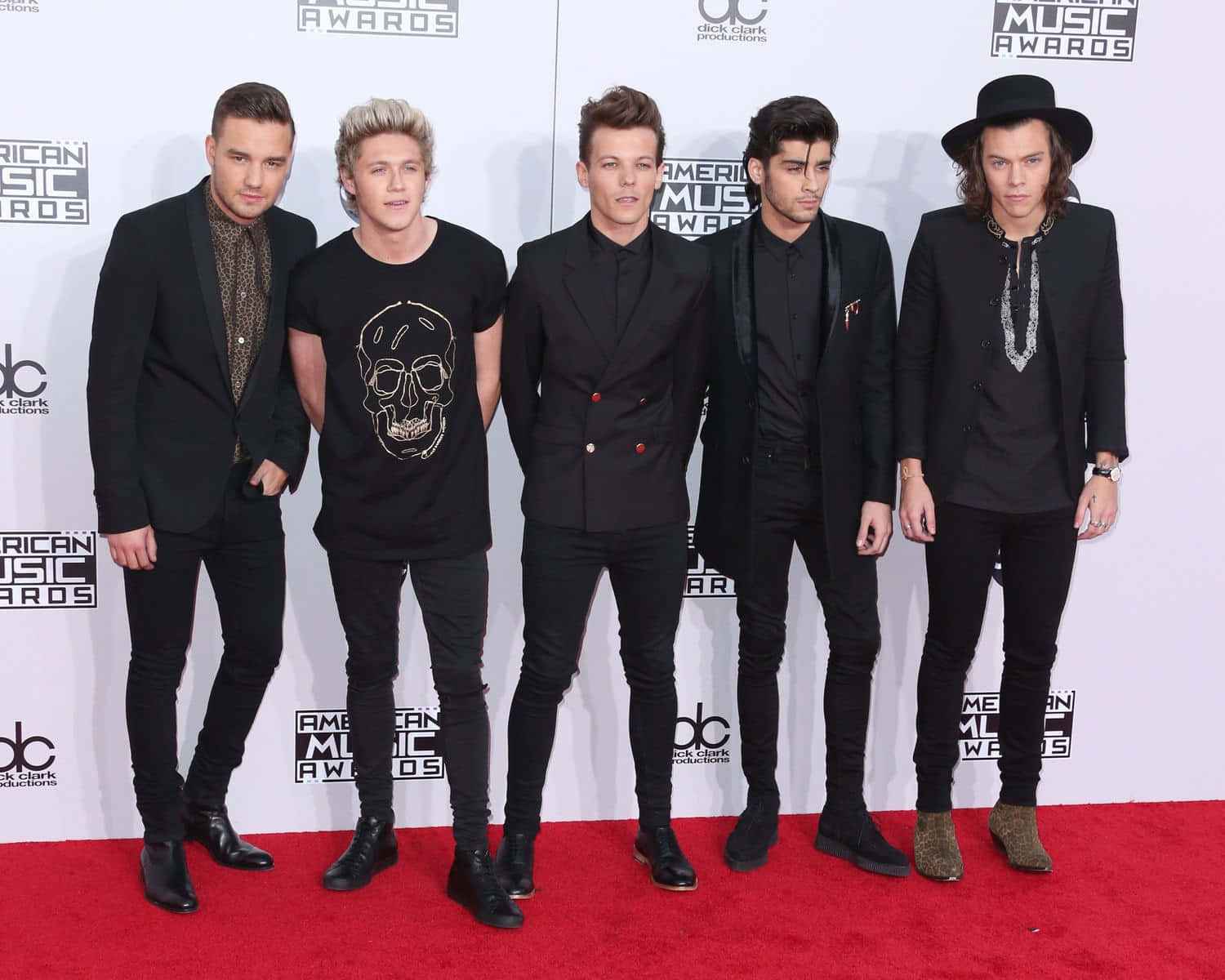 One Direction 桌布 壁紙 — 五位穿著黑色服裝的時尚男士在美國音樂獎的紅地毯上自信地擺姿勢。