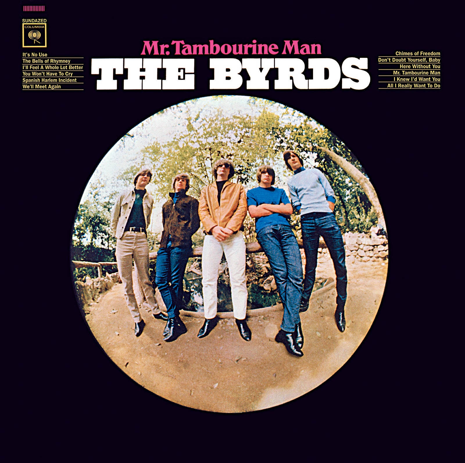 The Byrds《Mr. Tambourine Man》 壁紙 — 五位身穿1960年代服裝的男子自信地站在一個圓形框架內，周圍環繞著樹木和文字，背景為黑色。