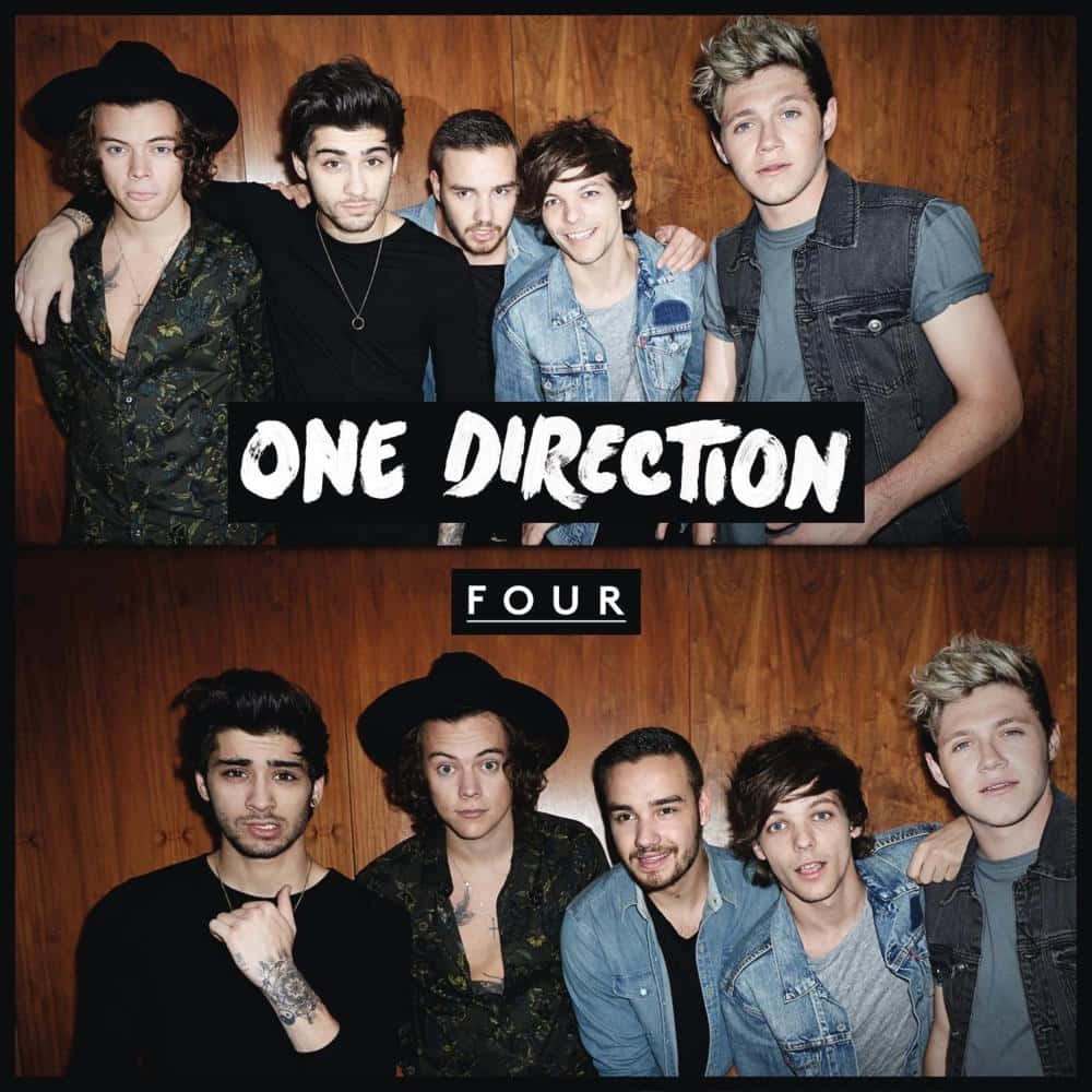 One Direction 桌布 壁紙 — 五位身穿休閒服的年輕男子在木牆前合照，帶有「ONE DIRECTION」和「FOUR」文字疊加。