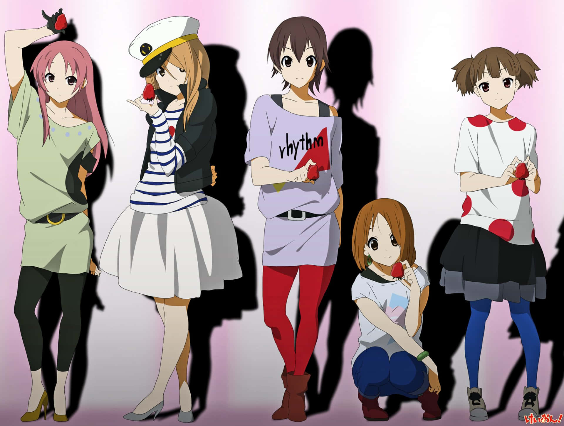 K-on 桌布 壁紙 — 五位身穿休閒服裝的動漫女孩，在柔和的粉紅色漸變背景和戲劇性陰影中，手持草莓擺姿勢。