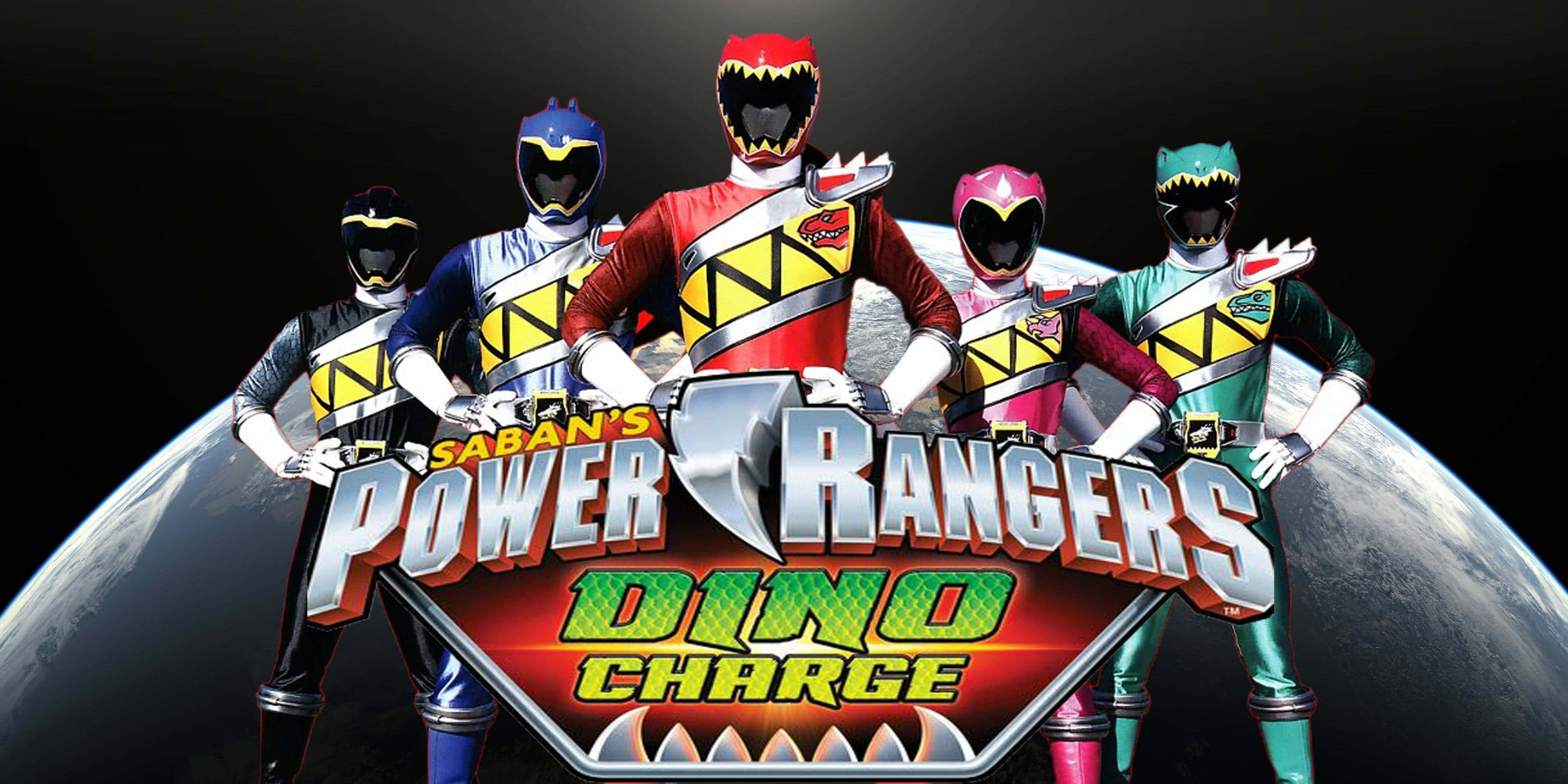 Power Rangers 桌布 壁紙 — 五位身穿恐龍主題服裝的Power Rangers英雄般地站在一個帶有「Power Rangers Dino Charge」標誌的行星前。