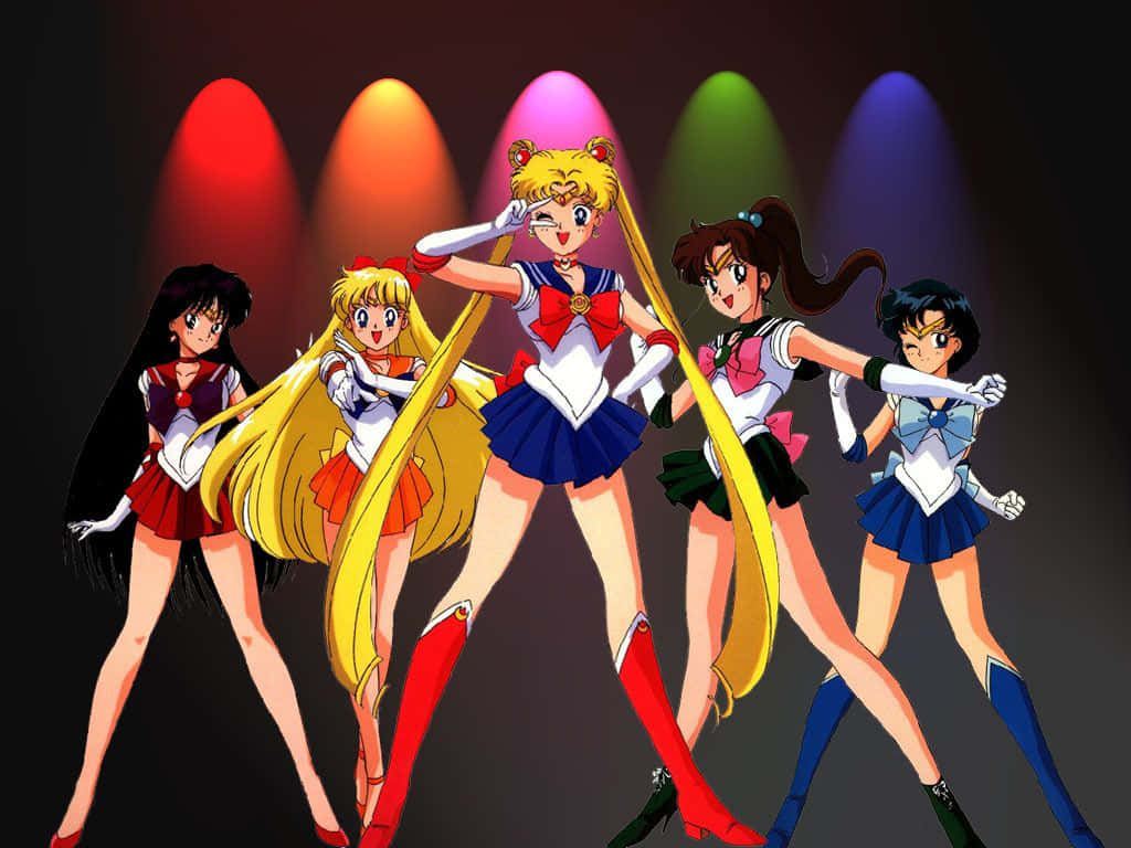 Manga Characters 桌布 壁紙 — 五位身穿水手服嘅動畫女主角喺黑暗背景下嘅彩色舞台聚光燈下擺出動感姿勢。