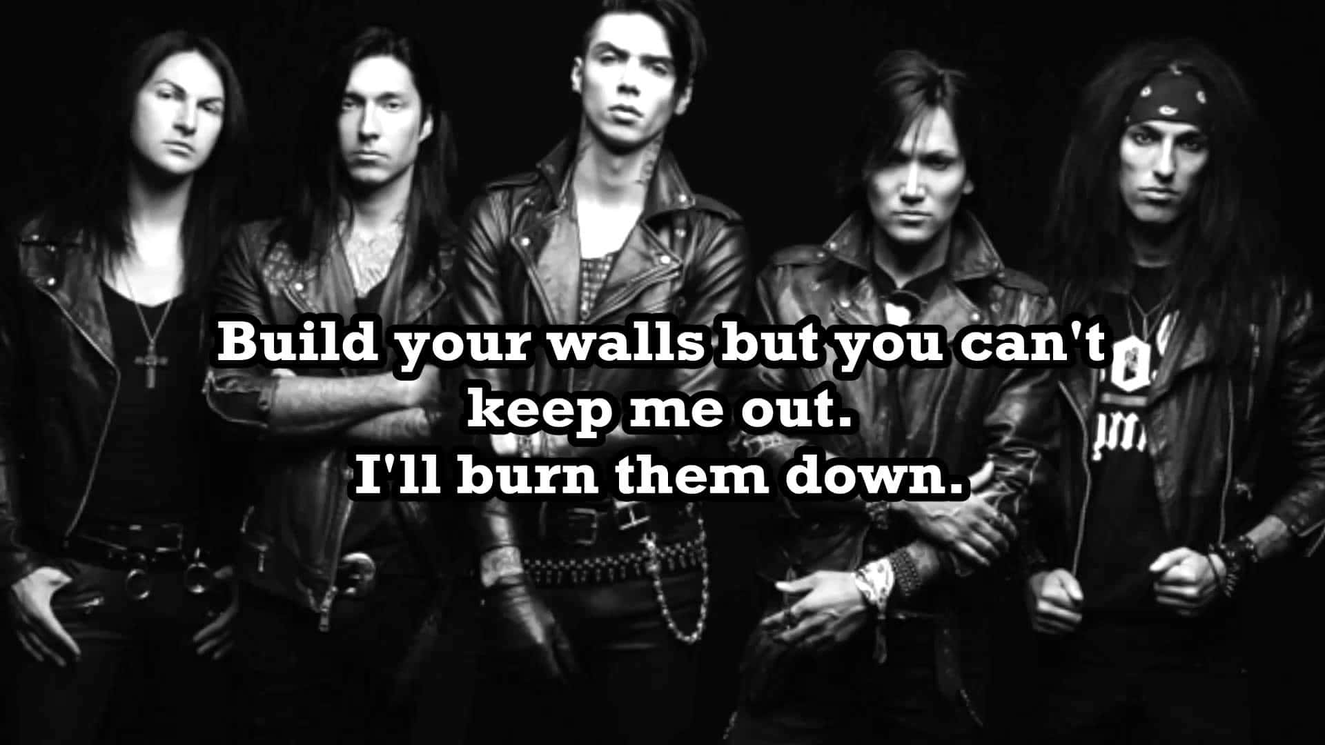 Black Veil Brides 桌布 壁紙 — 五位身穿皮褸的搖滾樂隊成員在黑色背景前凝視前方，上面覆蓋著粗體白色歌詞。