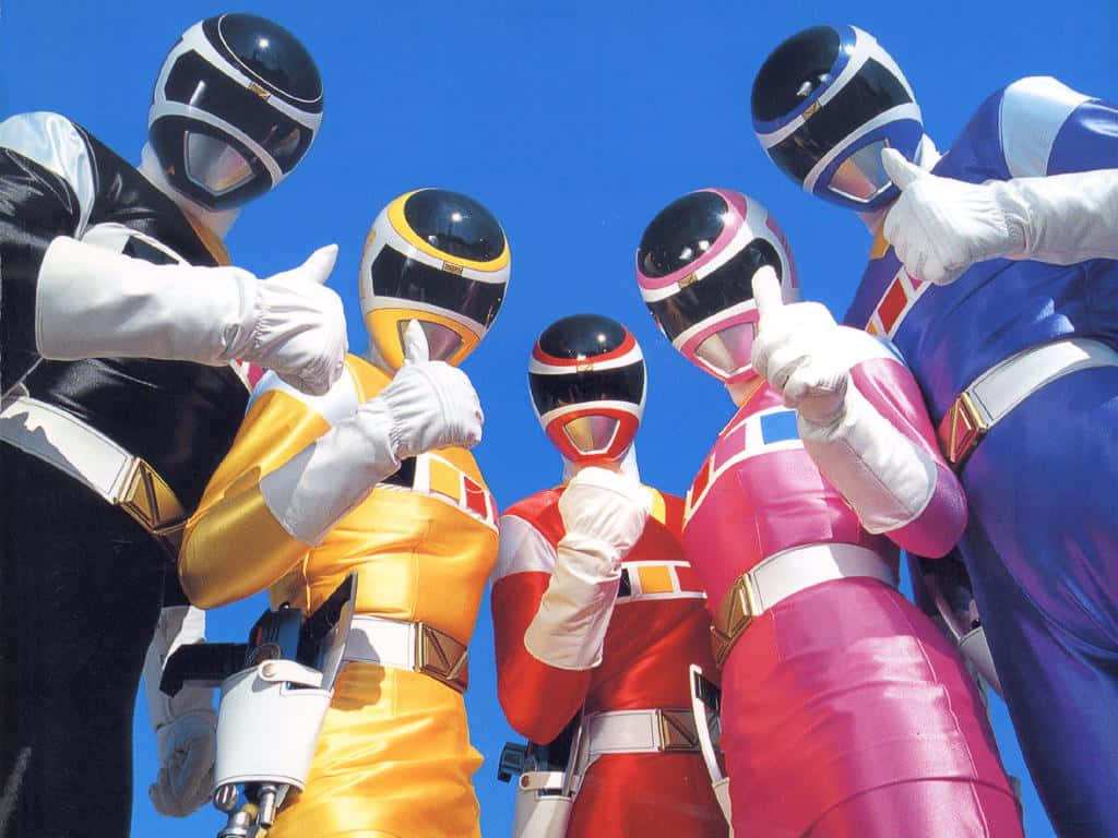 Power Rangers 桌布 壁紙 — 五位身穿色彩繽紛服裝的Power Rangers在晴朗的藍天下豎起大拇指。