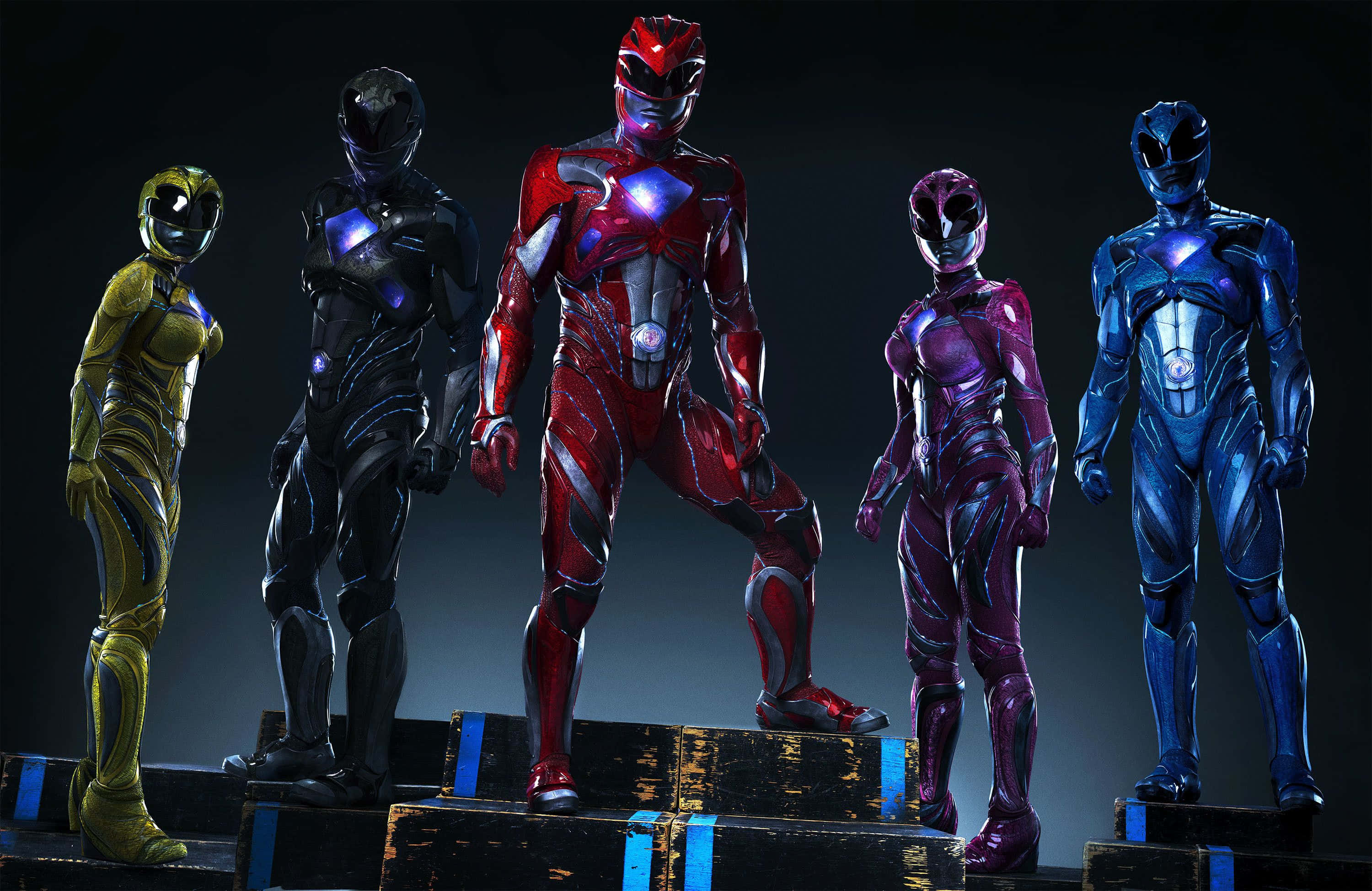 Power Rangers 桌布 壁紙 — 五位身穿金屬戰衣的恐龍戰隊在戲劇性的攝影棚燈光下，站在黑暗的平台上。