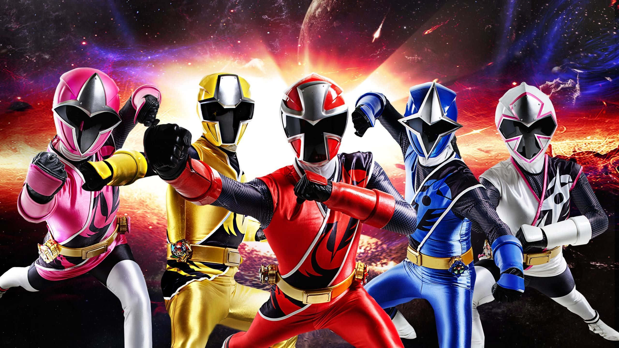 Power Rangers 桌布 壁紙 — 五位身穿鮮豔戰衣的Power Rangers在充滿星星和發光行星的宇宙背景下擺出英雄姿勢。